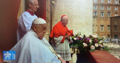 Copertina di Messa pasquale a San Pietro davanti a 35mila fedeli. Il Papa scende tra la folla dopo la benedizione