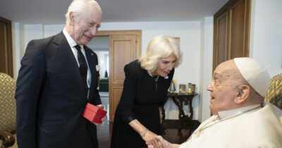 Copertina di Papa Francesco, l’incontro con re Carlo e Camilla fatto in gran segreto pochi giorni fa: “Profondamente addolorati dalla notizia della morte”. Sarà William a partecipare ai funerali