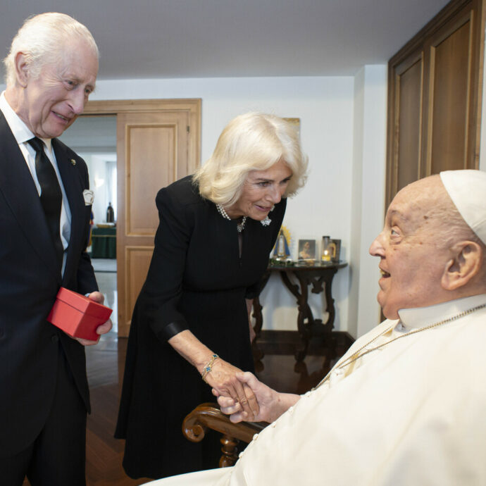 Papa Francesco, l’incontro con re Carlo e Camilla fatto in gran segreto pochi giorni fa: “Profondamente addolorati dalla notizia della morte”. Sarà William a partecipare ai funerali