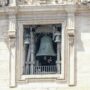 Copertina di L’incidente e la soluzione improvvisata: ecco perché le campane di San Pietro hanno suonato in ritardo per la morte di Papa Francesco