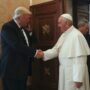 Copertina di Papa Francesco è morto, i messaggi di cordoglio dai leader mondiali: da Trump a Putin, fino a von der Leyen
