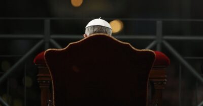 Copertina di I due papi, il Covid, Castro e Amatrice: il pontificato di Bergoglio in 12 foto