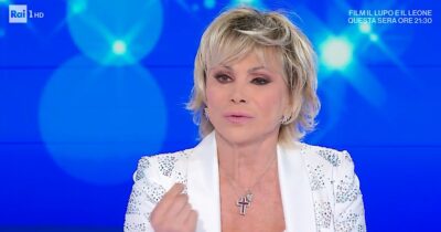 Copertina di “Enzo Paolo Turchi geloso anche di Lino Banfi. Alain Delon ci ha provato con me”: le confessioni di Carmen Russo a Mara Venier