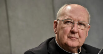 Chi è il camerlengo Farrell e quali sono i suoi compiti dopo la morte del Papa