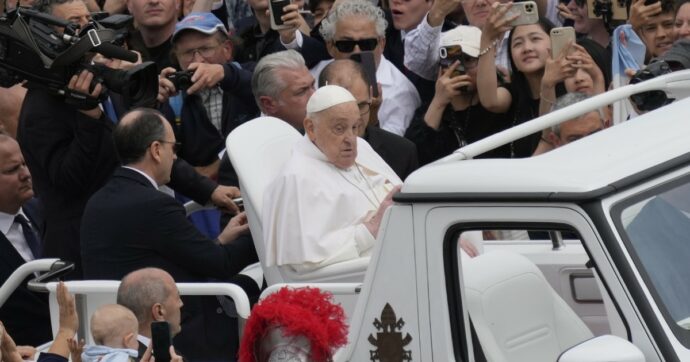Papa Francesco, il suo ultimo giorno: l’incontro con Vance, la “buona Pasqua” ai fedeli, il giro in Piazza San Pietro