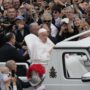 Copertina di Papa Francesco, il suo ultimo giorno: l’incontro con Vance, la “buona Pasqua” ai fedeli, il giro in Piazza San Pietro