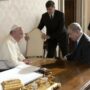 Copertina di Papa Francesco, il silenzio di Netanyahu per la morte del pontefice che ipotizzò il genocidio. Il rabbino di Trieste: “Bergoglio era molto problematico”
