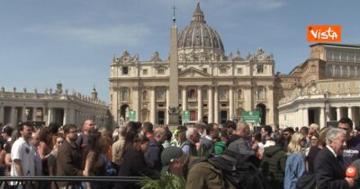 Copertina di Papa Francesco morto, le voci dei fedeli in piazza San Pietro: “Colpo tremendo, fino a ieri era in piazza”