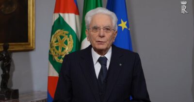 Copertina di Mattarella ricorda Papa Francesco: “Avverto un senso di vuoto, era un riferimento a cui guardavo” – Video