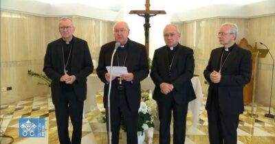 Copertina di Papa Francesco morto, ecco com’è stato dato l’annuncio in diretta video dal cardinale Farrell