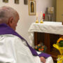 Copertina di Papa Bergoglio, i problemi respiratori di cui soffriva fin da giovane e il ricovero di 38 giorni al Gemelli