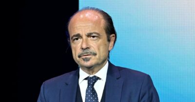 Copertina di ComoLake, al fianco di Butti moglie e uomini del ministero