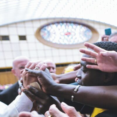 Copertina di Papa Francesco, lo stile smart e sobrio odiato dalla Curia ma amato dai fedeli