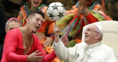 Copertina di Un Papa umano, troppo umano. Da ‘Dio in terra’ ha parlato ai comuni mortali