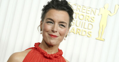 Copertina di “Dicevano che era la menopausa o la diarrea acuta, ma era un tumore al pancreas. Non sarò mai libera dal cancro”: lo sfogo di Olivia Williams di “The Crown”