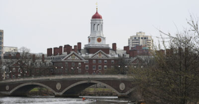 Copertina di Oltre 100 università statunitensi si schierano contro Trump. E Harvard fa causa alla Casa Bianca