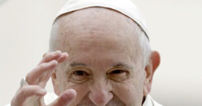 Copertina di Come cambia la programmazione tv in seguito alla morte di Papa Francesco: cosa va in onda e quando, dagli speciali ai titoli classici come Amici e Affari Tuoi