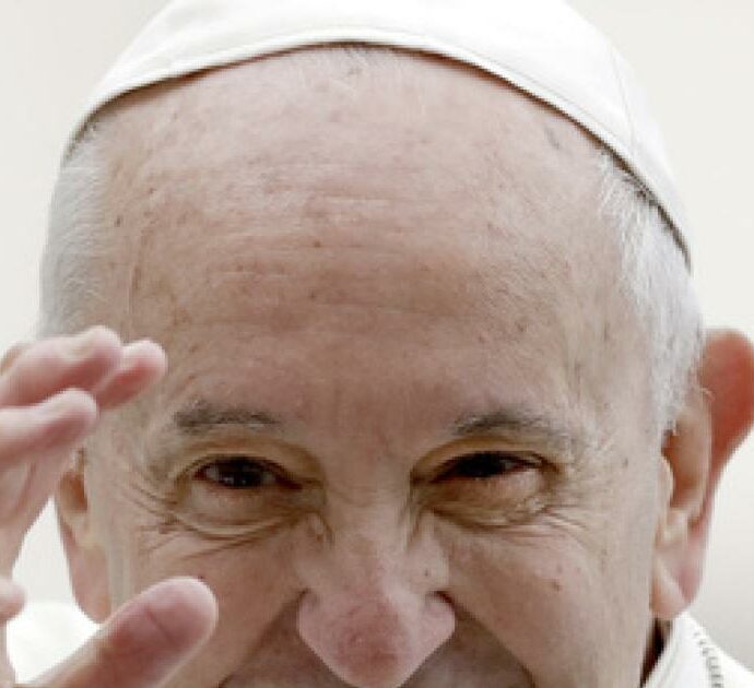 Come cambia la programmazione tv in seguito alla morte di Papa Francesco: cosa va in onda e quando, dagli speciali ai titoli classici come Amici e Affari Tuoi
