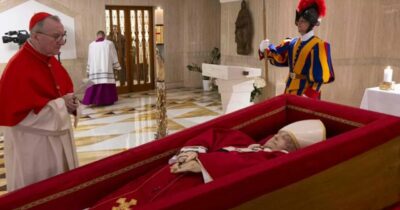 Copertina di Il galateo del funerale di Papa Francesco: niente bianco per le Regine, solo nero formale per Capi di Stato e delegazioni. Ecco come ci si veste (e perché il Pontefice è in rosso)