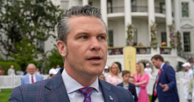 Copertina di Piani di guerra su Signal, media: “La Casa Bianca vuole sostituire Hegseth”. Lui rilancia: “Cerchiamo le talpe al Pentagono”
