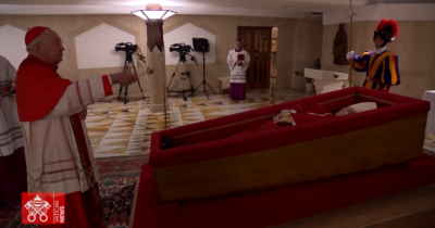 Copertina di Le prime immagini della salma di Papa Francesco: il corpo nella bara aperta a Santa Marta – Video