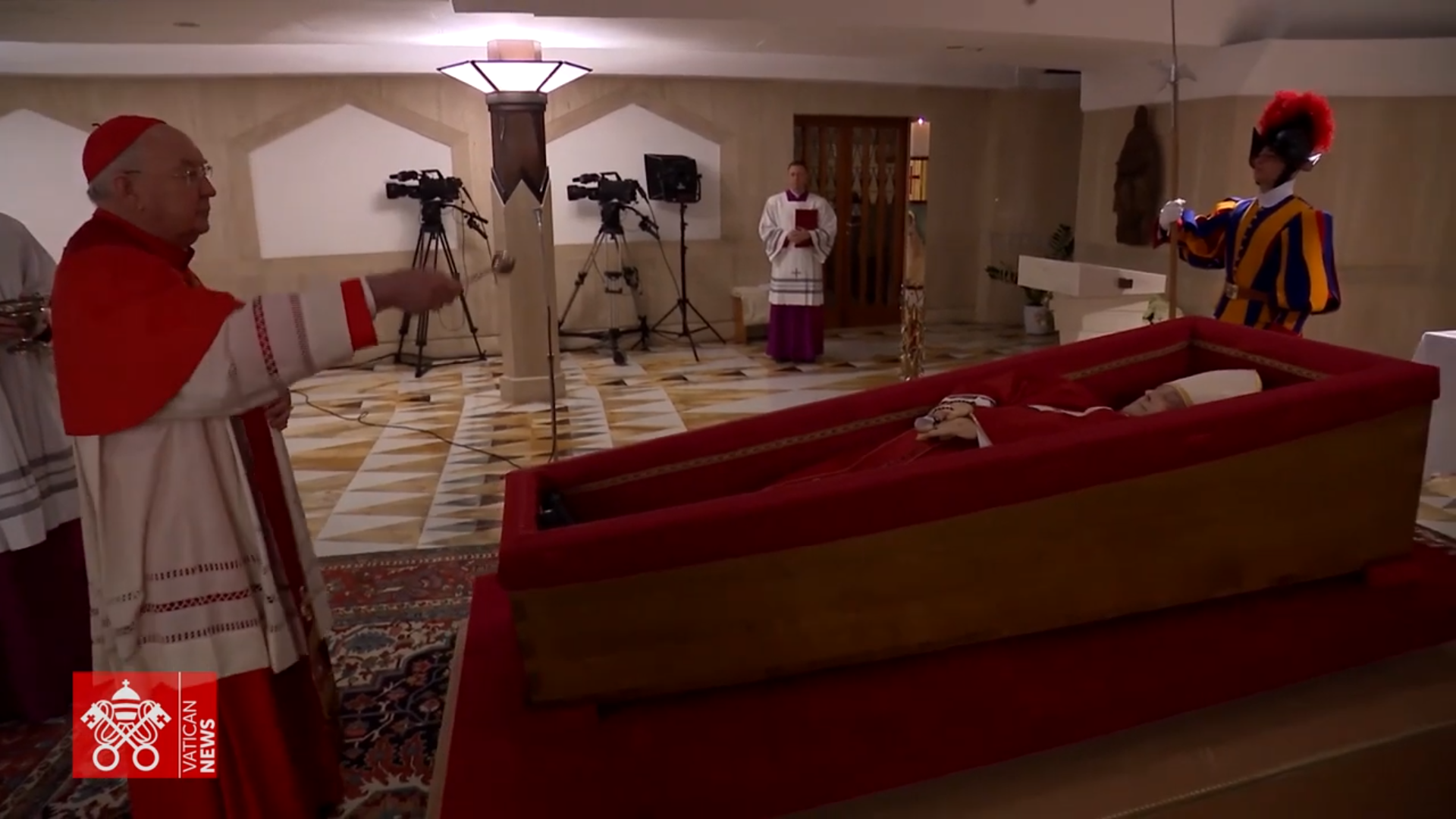 le prime immagini della salma di papa francesco il corpo nella bara aperta a santa marta – video da Ilfattoquotidiano.it le prime immagini della salma di papa francesco il corpo nella bara aperta a santa marta – video