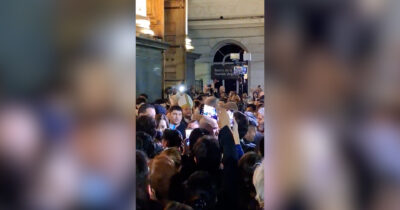 Copertina di “Nazista, vai via”: la vice di Milei, Victoria Villaruel, contestata all’uscita dalla messa di suffragio per il Papa