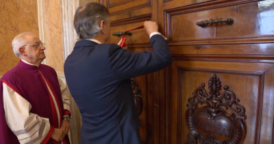 Copertina di Papa Francesco, l’apposizione dei sigilli agli appartamenti di Santa Marta e del Palazzo apostolico in Vaticano