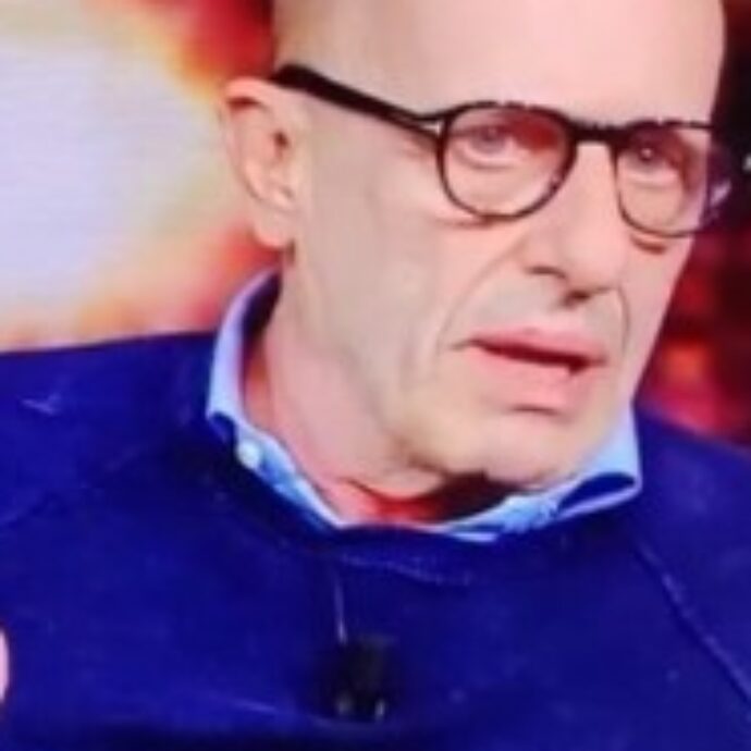 Brutto imprevisto per Alessandro Sallusti che cade a terra in diretta su Rete4, la reazione in studio: “Ti è arrivata una saetta”