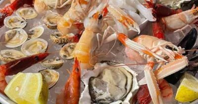 Copertina di Mangiano ostriche e scampi a volontà: conto da 400 euro, ma tre scrocconi fuggono dal ristorante senza pagare il conto con “la tecnica della borsetta”