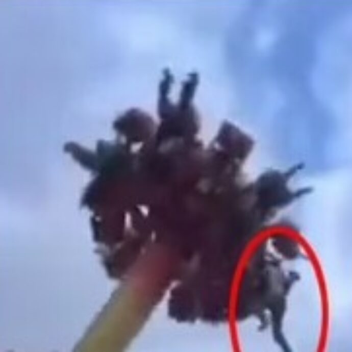 Paura al parco divertimenti: tredicenne sbalzato dalla giostra ‘Pendolo’ resta aggrappato mentre continua a oscillare in aria