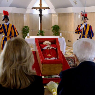 Copertina di Peculato e truffa: le accuse contro il cardinale Becciu