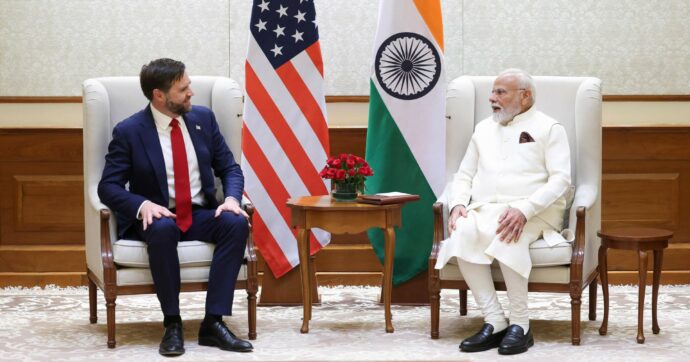 28 turisti uccisi nei giorni della visita di Vance