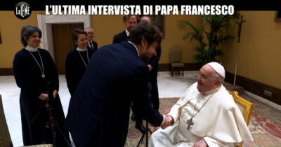 Copertina di Papa Francesco e l’ultima intervista a Le Iene: “Hitler o Riina in paradiso, nel caso avessero chiesto perdono prima di morire? Saranno nella terza classe. Lì cambiano le cose”
