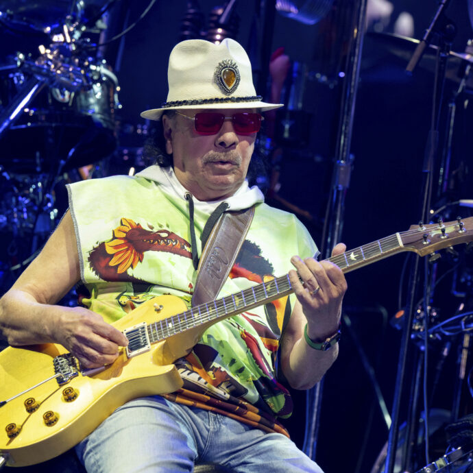 Carlos Santana è stato colto da un malore ed è stato trasportato d’urgenza in ospedale