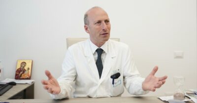 Copertina di Gli ultimi istanti del Papa raccontati dal suo medico: “Era in coma con gli occhi aperti”