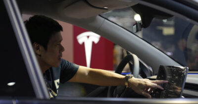 Copertina di Tesla, crollano i profitti ma Musk annuncia un disimpegno dalla politica e il titolo recupera in borsa