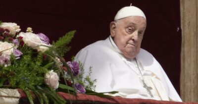 Copertina di “La benedizione di Pasqua è stata il suo ‘canto del cigno’”: cos’è la “faccia ippocratica”, il segno premonitore di morte apparso sul volto di Papa Francesco