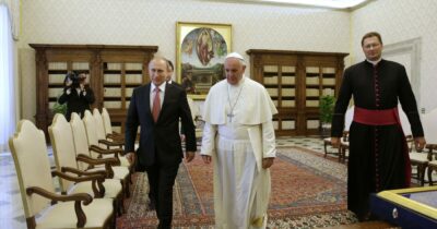 Copertina di Putin ha deciso: manderà la ministra della Cultura russa ai funerali di Papa Francesco