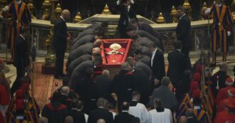 Via traditori e mercanti del tempio: avete abusato di tutto, anche della morte del Papa!