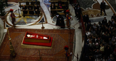 Copertina di Papa Francesco “conservato” con la tanatoprassi: cos’è il trattamento fatto anche alla salma di Benedetto XVI
