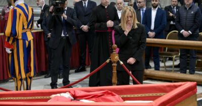 Copertina di La salma del Papa a San Pietro, già 20mila fedeli hanno reso omaggio a Francesco