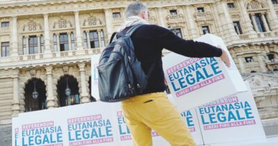 Copertina di Suicidio assistito, in Italia aumentano le richieste ma le norme sono ancora ferme: lo studio