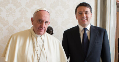 Copertina di Da Tajani a Renzi è gara a normalizzare il Bergoglio più politico: “Banale definirlo progressista”