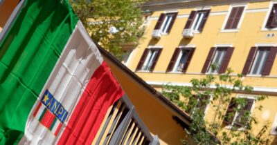 Copertina di Il governo chiede un 25 aprile “sobrio”? Ad Ancona il sindaco Fi vieta la musica. A Cesena il centrosinistra annulla il concerto