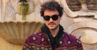 Copertina di “Una notte io e il mio amico abbiamo rischiato di brutto al Gay Village. Oggi tutti giudicano tutto, anche a ‘causa’ dei talent e di MasterChef”: parla Carl Brave