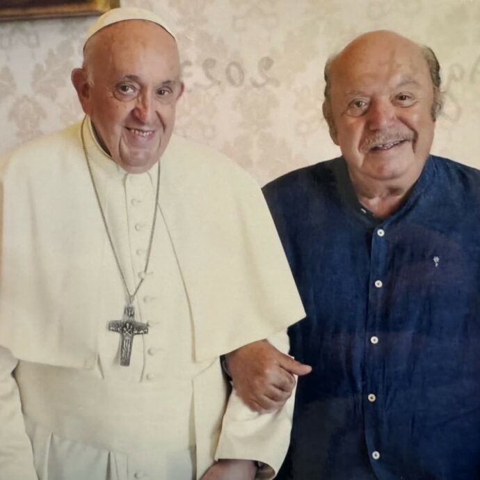 “Ora posso rivelare il nostro segreto”: Lino Banfi in lacrime ricorda Papa Francesco