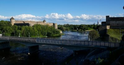 Copertina di Estonia, esercito: “Apriremo una base permanente al confine con la Russia”. A Narva, città divisa dal territorio di Mosca solo da un fiume