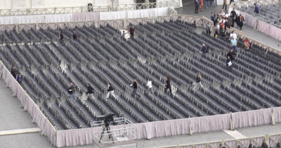 Copertina di Traslazione Papa Francesco, la corsa dei fedeli per assicurarsi i posti in prima fila