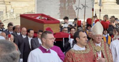 Copertina di Il rito della traslazione della bara di Papa Francesco: l’applauso dei fedeli e l’arrivo a San Pietro